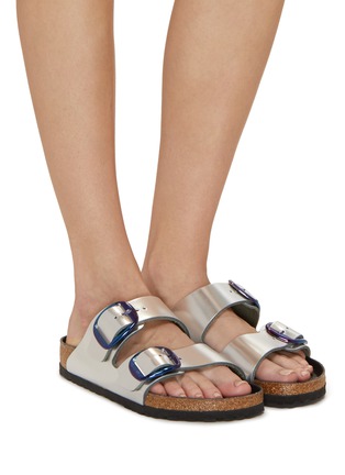 模特儿示范图 - 点击放大 - BIRKENSTOCK - Arizona 金属感搭扣凉鞋