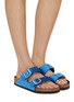 模特儿示范图 - 点击放大 - BIRKENSTOCK - Arizona 天鹅绒双搭扣凉鞋