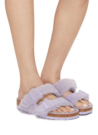模特儿示范图 - 点击放大 - BIRKENSTOCK - ARIZONA 绒面双带凉鞋