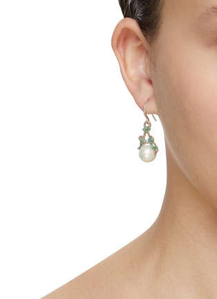 模特儿示范图 - 点击放大 - LORINA BALTEANU - MOONA 珍珠绿宝石耳环