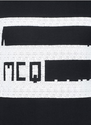 细节 - 点击放大 - MC Q - 胶粒镂空品牌标志纯棉T恤