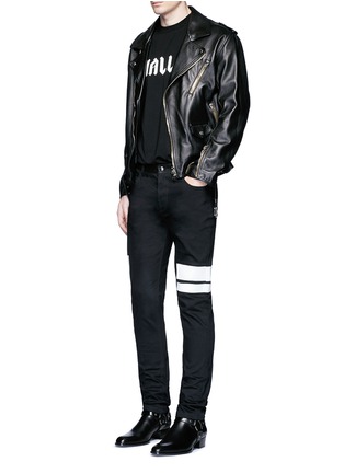 模特儿示范图 - 点击放大 - MC Q - 宽条纹胶印棉质牛仔裤