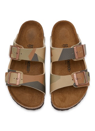 模特儿示范图 - 点击放大 - BIRKENSTOCK - ARIZONA 儿童款搭扣凉鞋
