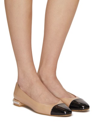 模特儿示范图 - 点击放大 - STUART WEITZMAN - 漆皮撞色芭蕾平底鞋
