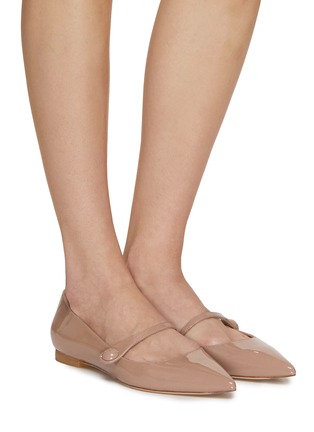 模特儿示范图 - 点击放大 - STUART WEITZMAN - 漆皮玛丽珍平底鞋
