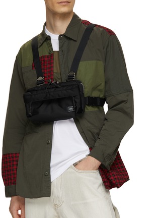 模特儿示范图 - 点击放大 - COMME DES GARÇONS HOMME - X PORTER 多用腰包