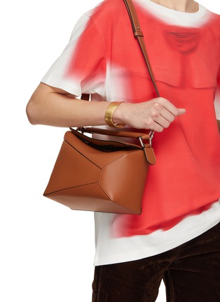 模特儿示范图 - 点击放大 - LOEWE - Small Puzzle Edge Leather Bag