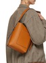 模特儿示范图 - 点击放大 - VALEXTRA - Small Bucket Leather Shoulder Bag