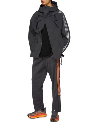 模特儿示范图 - 点击放大 - ADIDAS - X HAMCUS 连帽防风外套