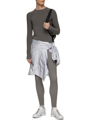 模特儿示范图 - 点击放大 - SATISFY - COFFEETHERMAL™ 修身长裤