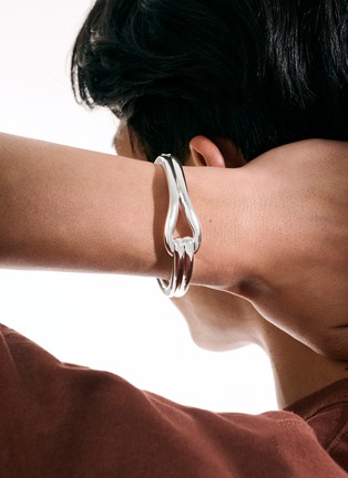 细节 - 点击放大 - JOHN HARDY - Surf Silver Hinged Bangle — Size M
