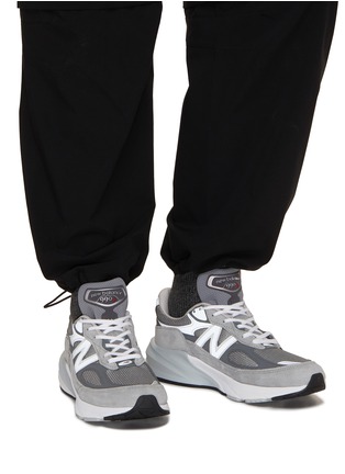 模特儿示范图 - 点击放大 - NEW BALANCE - 990V6 系带运动鞋