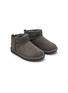 模特儿示范图 - 点击放大 - UGG - Classic Ultra Mini Kids Suede Boots