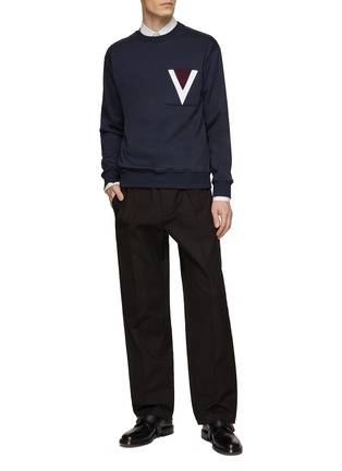 模特儿示范图 - 点击放大 - VALENTINO GARAVANI - Big V Pocket Sweatshirt