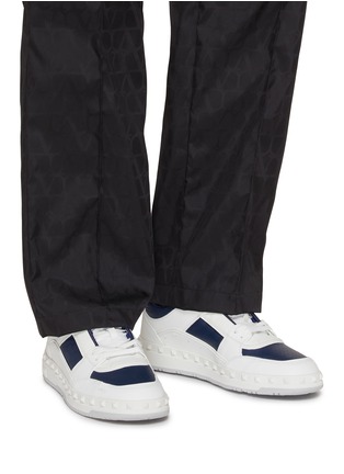 模特儿示范图 - 点击放大 - VALENTINO GARAVANI - Freedots Leather Low Top Sneakers