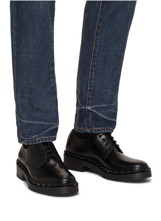 模特儿示范图 - 点击放大 - VALENTINO GARAVANI - Leather M-Way Rockstud Derby Shoes
