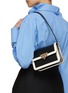 模特儿示范图 - 点击放大 - VALENTINO GARAVANI - Small Rockstud Calfskin Shoulder Bag