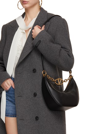 模特儿示范图 - 点击放大 - VALENTINO GARAVANI - Small VLogo Moon Hobo Shoulder Bag
