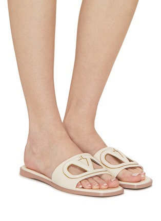 模特儿示范图 - 点击放大 - VALENTINO GARAVANI - VLogo Cut-out Calfskin Slide Sandals