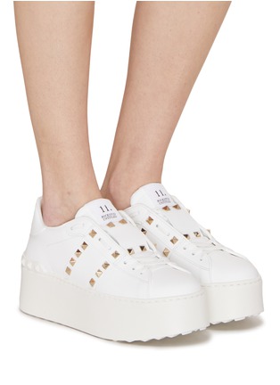 模特儿示范图 - 点击放大 - VALENTINO GARAVANI - Rockstud Low Top Lace Up Sneakers