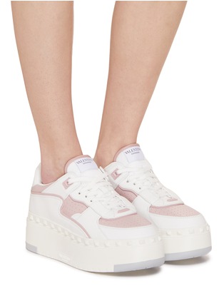 模特儿示范图 - 点击放大 - VALENTINO GARAVANI - Freedots XL Low Top Sneakers