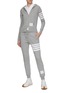 模特儿示范图 - 点击放大 - THOM BROWNE - 四重条纹连帽卫衣