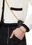 模特儿示范图 - 点击放大 - MISSOMA - x Harris Reed In Good Hands Quartz Pearl 18K Gold Plated Brass Bracelet