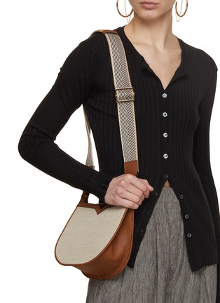 模特儿示范图 - 点击放大 - VALEXTRA - Small Weekend Leather Hobo Bag