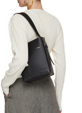 模特儿示范图 - 点击放大 - VALEXTRA - Small Bucket Leather Bag
