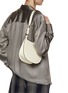 模特儿示范图 - 点击放大 - VALEXTRA - Small Leather Hobo Bag