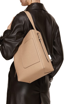 模特儿示范图 - 点击放大 - VALEXTRA - Medium Bucket Leather Shoulder Bag
