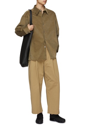 模特儿示范图 - 点击放大 - STUDIO NICHOLSON - 直筒收褶长裤