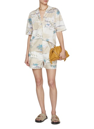 模特儿示范图 - 点击放大 - MAISON KITSUNÉ - Tropical Print Pleated Cotton Shorts