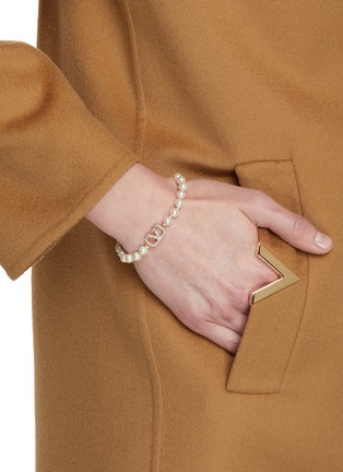 模特儿示范图 - 点击放大 - VALENTINO GARAVANI - VLogo Swarovski Crystal & Pearl Brass Bracelet