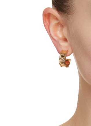 模特儿示范图 - 点击放大 - VALENTINO GARAVANI - VLogo Brass Earrings