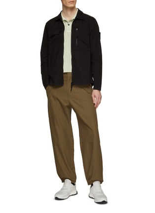 模特儿示范图 - 点击放大 - STONE ISLAND - 口袋饰衬衫式夹克