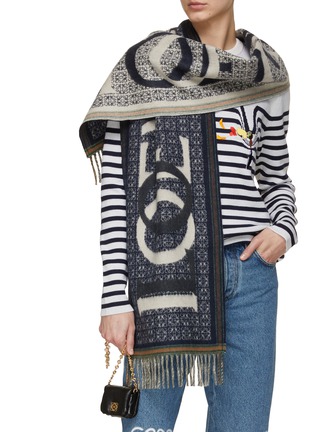 模特儿示范图 - 点击放大 - LOEWE - Love Wool Cashmere Scarf