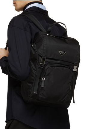 模特儿示范图 - 点击放大 - PRADA - 再生尼龙背包