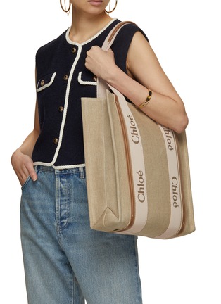 模特儿示范图 - 点击放大 - CHLOÉ - Small Woody Linen Canvas Tote Bag