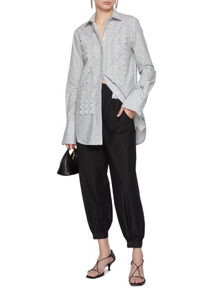 模特儿示范图 - 点击放大 - NACKIYÉ - Island Girl Scalloped Detail Belted Cotton Shirt