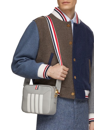 模特儿示范图 - 点击放大 - THOM BROWNE - 四重条纹真皮斜背包