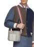 模特儿示范图 - 点击放大 - THOM BROWNE - 四重条纹真皮斜背包
