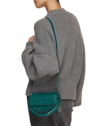 模特儿示范图 - 点击放大 - GU_DE - Song Yi Crocodile Embossed Leather Shoulder Bag