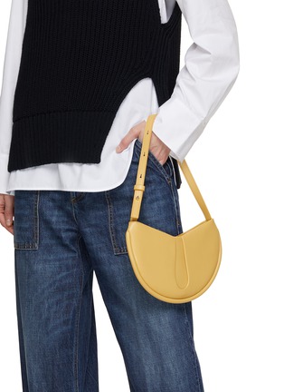 模特儿示范图 - 点击放大 - THEMOIRÈ - Medium Ebe Vegan Leather Hobo Bag