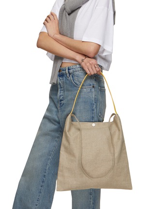 模特儿示范图 - 点击放大 - PB 0110 - Medium Linen Messenger Tote Bag