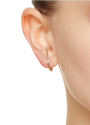 模特儿示范图 - 点击放大 - MÉTIER BY TOMFOOLERY - Large Skinny Point 9K Yellow Gold Diamond Huggie Earring