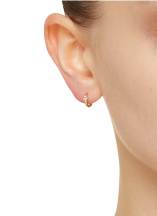 模特儿示范图 - 点击放大 - MÉTIER BY TOMFOOLERY - Point Diamond 9K Gold Single Huggie Earring