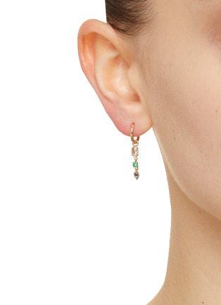 模特儿示范图 - 点击放大 - MÉTIER BY TOMFOOLERY - Morganite Emerald Sapphire 9K Gold Single Clicker Hoop Earring