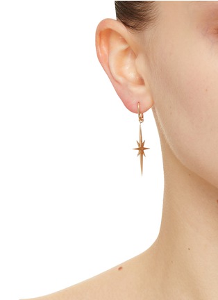 模特儿示范图 - 点击放大 - MÉTIER BY TOMFOOLERY - Diamond 9k Gold Single Large Star Clicker Earring