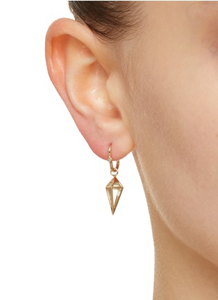 模特儿示范图 - 点击放大 - MÉTIER BY TOMFOOLERY - Point Diamond Crystal 9K Gold Short Pendulum Oval Clicker Hoop Single Earring
